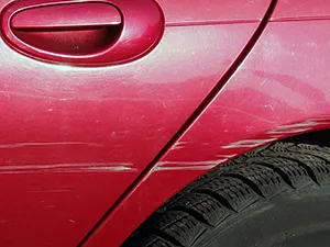 Krassen verwijderen auto: methodes, kosten en oplossingen